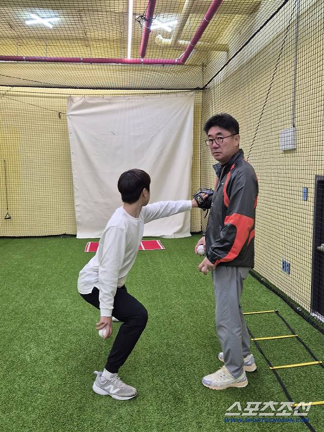 선수의 투구 동작을 잡아주고 있는 윤석환 전 두산 투수코치. 그는 구속보다 제구, 기본기를 강조했다. 러닝의 필요성을 역설했다. 사진제공=YK PITCHING LAP