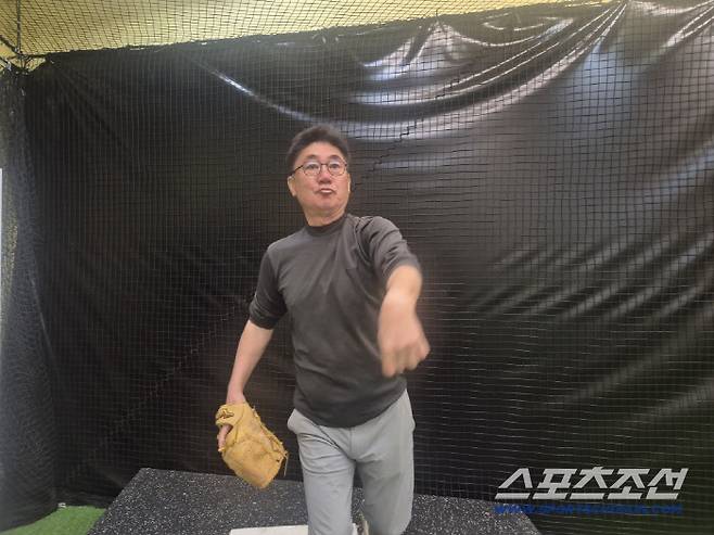 선수와 캐치볼을 하는 윤석환  전 두산 투수코치.