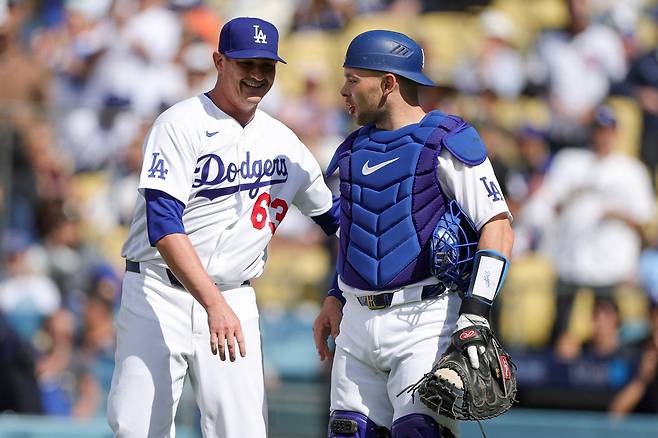 LOS ANGELES, CALIFORNIA - APRIL 26: Kyle Hurt #63 of the Los Angeles Dodgers celebrates with Dalton Rushing #68 after the team's win against the Chicago Cubs in a baseball game at Dodger Stadium on April 26, 2026 in Los Angeles, California.   Ryan Sirius Sun/Getty Images/AFP (Photo by Ryan Sirius Sun / GETTY IMAGES NORTH AMERICA / Getty Images via AFP)







<저작권자(c) 연합뉴스, 무단 전재-재배포, AI 학습 및 활용 금지>
