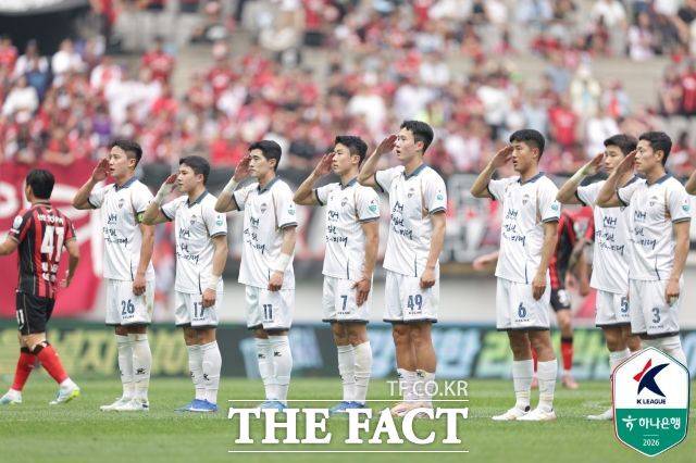 5월2일 서울월드컵경기장에서 벌어진 FC서울-김천상무전. 김천 선수들이 전반 29분 고재현이 선제골을 터뜨리자 단체거수경례로 골뒷풀이를 하고 있다./K리그