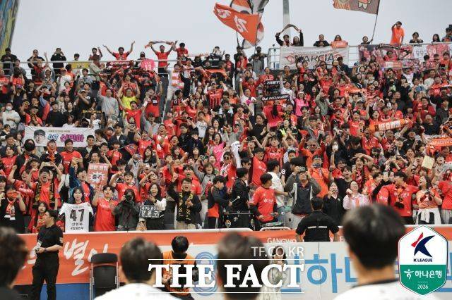 인천축구전용경기장에 원정응원온 강원 서포터즈가 인천과의 K리그1 경기가 1-0 승리로 끝나자 환호하고 있다./인천=K리그