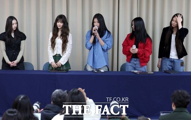 과연 뉴진스는 다시 무대 위로 돌아올 수 있을까? '완전체 복귀'는 가능할까? 사진은 2024년 뉴진스가 어도어와의 전속계약 해지 관련 긴급 기자회견을 하고 있다. 왼쪽부터 해린, 다니엘, 하니, 민지, 혜인. /박헌우 기자