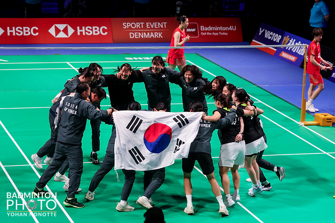 박주봉 감독과 한국 여자 대표팀의 밝은 표정. 대한배드민턴협회 제공