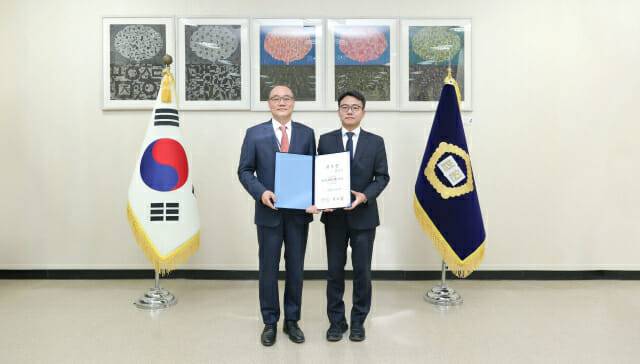 인공지능위원회 위촉식 현장서 기우종 법원행정처 차장(왼쪽)과 김동환 포티투마루 대표가 기념 촬영을 하고 있다. (사진=포티투마루)