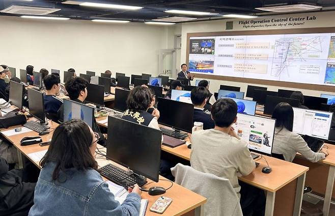 항공교통관제사 진로 특강에 집중하고 있는 학생들. 신라대 제공