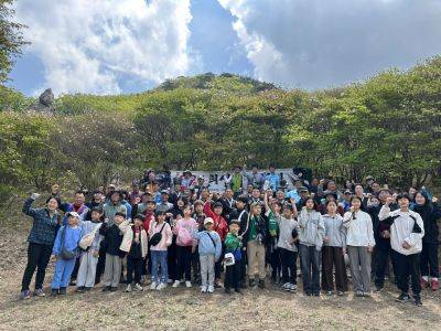 6.25 희생자 위령제에 모인 화순군 백아면민들이 함께 기념사진을 찍고 있는 모습. 화순군 제공