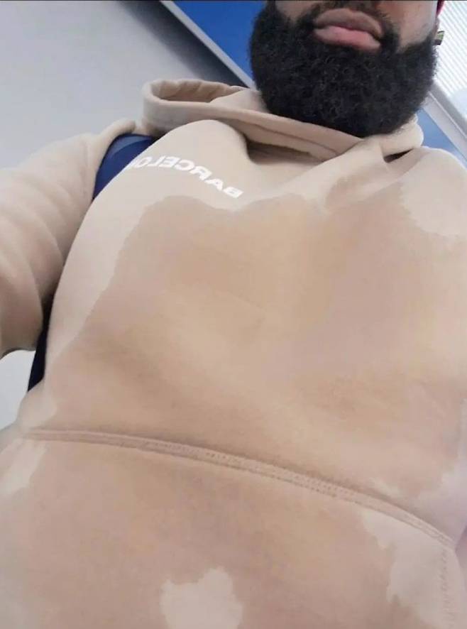 기내 천장에서 떨어진 정체불명의 액체로 흠뻑 젖은 승객의 모습. 케빈 글로버 인스타그램 캡처.