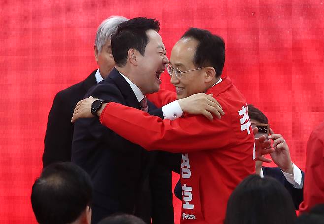 추경호 국민의힘 대구시장 후보(오른쪽)가 3일 오후 대구 수성구 선거사무소 개소식에서 장동혁 대표와 포옹하고 있다. /뉴스1