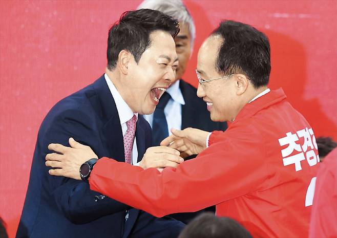 추경호 포옹하며 활짝 웃는 장동혁  국민의힘 장동혁(왼쪽) 대표가 3일 대구 수성구에서 열린 추경호 대구시장 후보 선거사무소 개소식에서 추 후보와 포옹하고 있다. 장 대표는 이날 “공천 과정에서 대구 시민께 마음에 상처를 드린 데 대해 당 대표로서 죄송하다”고 했다. /뉴시스