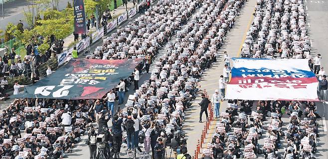 지난달 23일 경기 평택시 삼성전자 평택캠퍼스에서 삼성전자 노동조합원 약 4만명이 성과급 상한선을 폐지하고, 영업이익의 15%(45조원 추산)를 성과급으로 요구하며 집회를 열었다. /장련성 기자