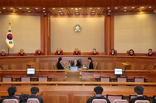 헌법재판관들이 지난달 29일 서울 종로구 헌법재판소 대심판정에 착석해 있다./연합뉴스