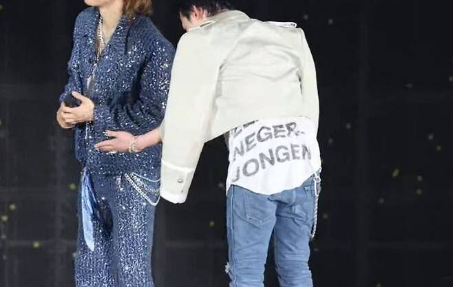 가수 지드래곤이 지난 2일 열린 콘서트에서 흑인 비하 문구가 포함된 티셔츠를 입고 있다./독자 제공