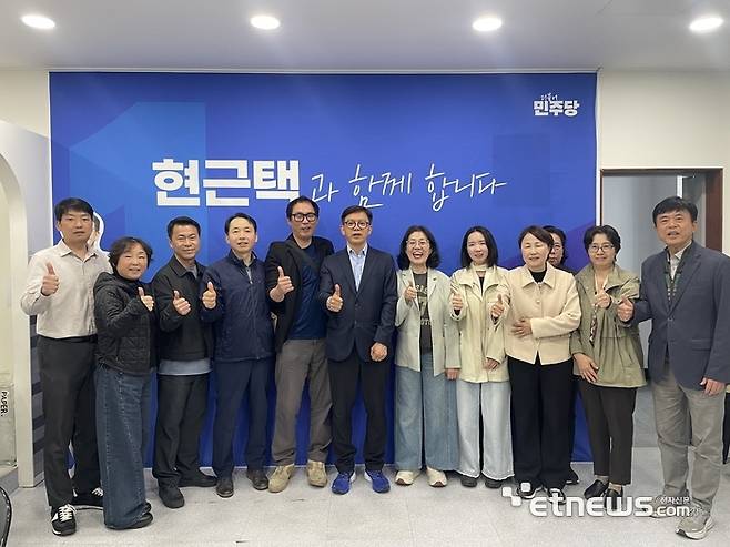 현근택 더불어민주당 용인시장 후보(왼쪽 여섯 번째)가 3일 선거사무소에서 '용인시민 소확행 100 선정위원회'를 열고 기념 촬영했다.
