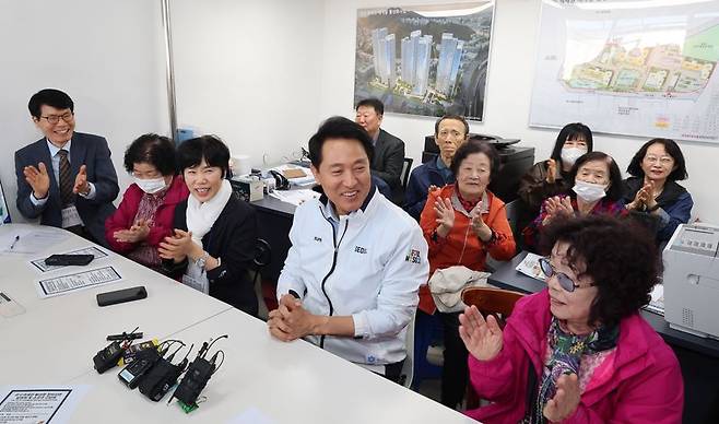 오세훈 국민의힘 오세훈 서울시장 후보(앞줄 왼쪽 네번째)가 4일 서울 구로구 온수역 역세권 활성화사업 현장을 찾아 주민들과 간담회를 하고 있다. 공동취재단