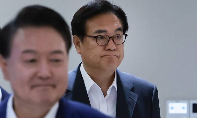 2024년 8월27일 정진석 당시 대통령 비서실장(오른쪽)이 서울 용산 대통령실 청사에서 열린 국무회의에 윤석열 전 대통령에 이어 입장하고 있다. 연합뉴스