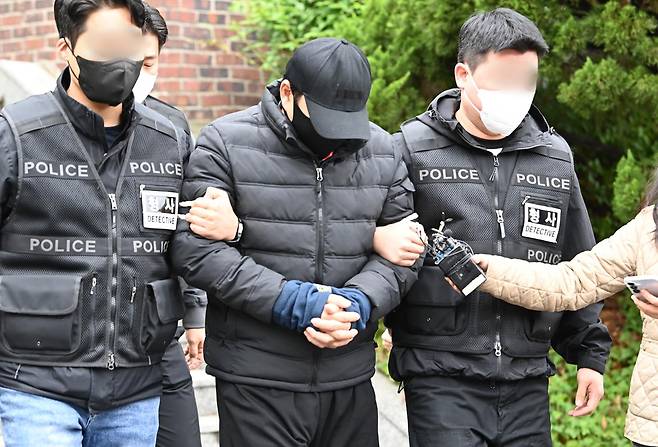 '마약왕' 박왕열에게 마약을 공급한 혐의로 구속영장이 청구된 '청담사장' 최모씨가 구속 전 피의자 심문(영장실질심사)에 출석하기 위해 3일 경기 수원시 장안구 경기남부경찰청 마약·국제범죄수사대를 나서고 있다. 수원=뉴시스