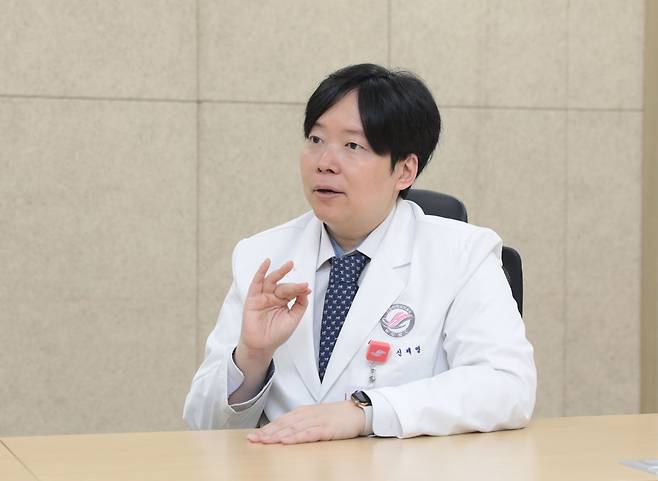 한림대동탄성심병원 신경과 신제영 교수가 근육병에 대해 설명하고 있다./사진=한림대동탄성심병원 제공