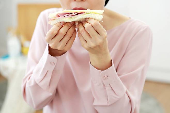 ​단백질은 소화가 느려 포만감을 오래 유지하게 하는 영양소인데, 부족하면 혈당이 빠르게 떨어지면서 1~2시간 만에 다시 허기를 느끼기 쉽다./사진=클립아트코리아