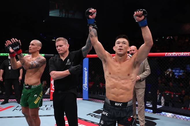 돔 마르 판(왼쪽)을 꺾은 코디 스틸. 사진=UFC