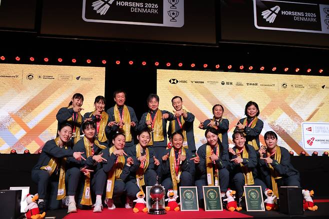 <yonhap photo-0040=""> 시상대 맨 위에서 우승을 기쁨을 함께한 한국 대표팀. 신화=연합뉴스</yonhap>