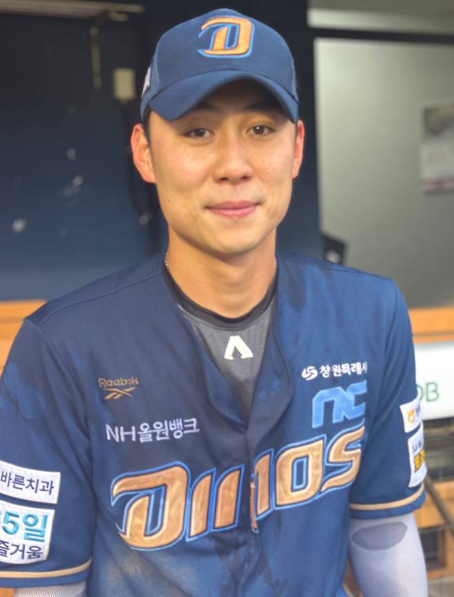 유니폼이 젖은 채 인터뷰에 응한 한석현. 잠실=이형석 기자&nbsp;