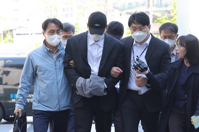 <yonhap photo-2456=""> 영화감독 상해치사 피의자 구속 기로 (남양주=연합뉴스) 임병식 기자 = 4일 오전 경기도 남양주시 의정부지방법원 남양주지원에서 김창민 영화감독 상해치사 사건 피의자(가운데)가 구속 전 피의자 심문(영장실질심사)을 위해 법정으로 이동하고 있다. 2026.5.4 andphotodo@yna.co.kr/2026-05-04 10:19:23/ <저작권자 ⓒ 1980~2026 ㈜연합뉴스. 무단 전재 재배포 금지, AI 학습 및 활용 금지></yonhap>