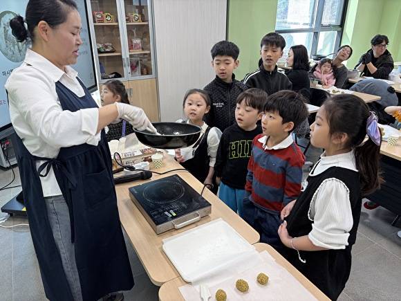 달성군 선비체험관에서 지난 3일 원데이클래스 두쫀쿠만들기가 열리고 있다 [사진=달성군]