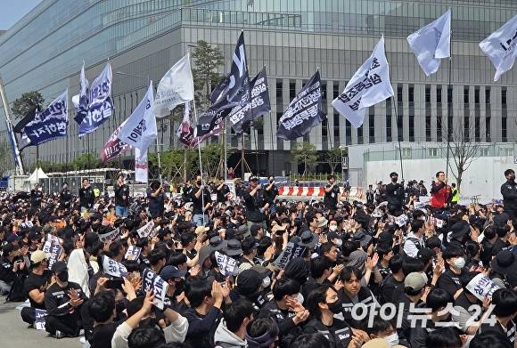 지난 4월 23일 평택시 삼성전자 평택캠퍼스 앞에서 열린 '4·23 투쟁 결의대회'에서 삼성전자 초기업노조를 비롯한 3개 노조 조합원들이 깃발을 들고 입장하고 있다. [사진=임정규 기자]