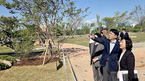 우범기 시장이 전주정원산업박람회 준비상황을 점검하고 있다. [사진=전주시 ]