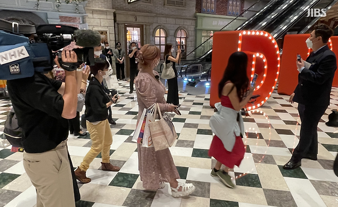 지난 2022년 드림타워를 찾은 일본인 메가 팸투어단이 시설 내부를 둘러보고 있다