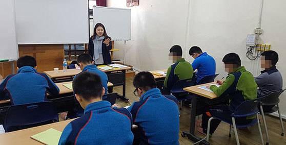 지난 16일 강원도 춘천시 동내면 신촌리 춘천소년원 특활실에서 중학교 졸업을 위해 수업 등록을 한 학생들이 강원도교육청에서 파견을 나온 교사로부터 국어 수업을 듣고 있다. 박진호 기자