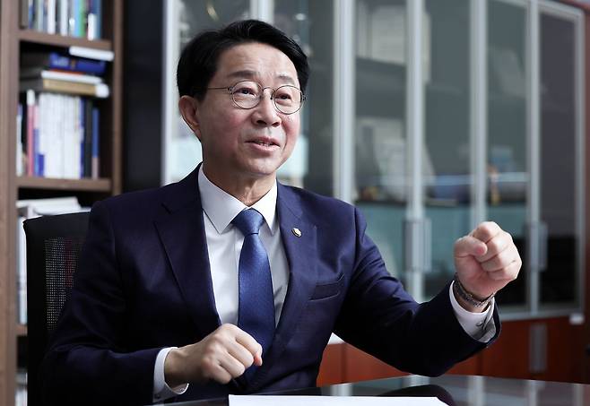 조정식 더불어민주당 의원이 1일 오전 국회 의원회관 사무실에서 열린 중앙일보와 인터뷰에서 발언을 하고 있다. 임현동 기자