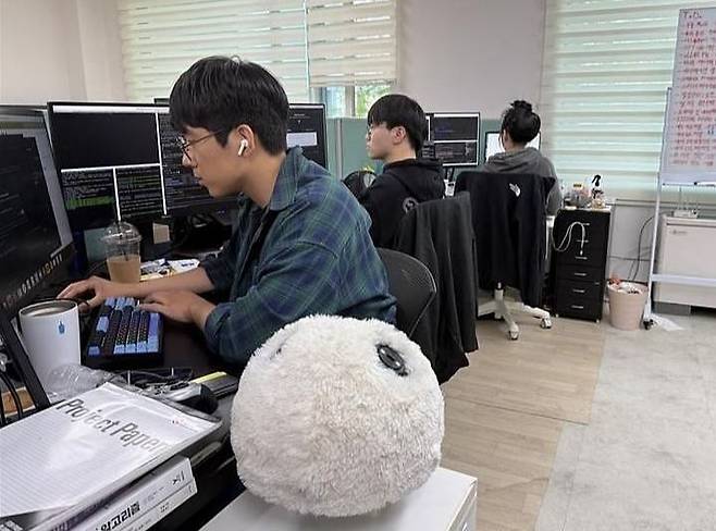 현재 9세대까지 나온 에디의 성능 업그레이드를 위해 노력하고 있는 에디팀. 에이로봇