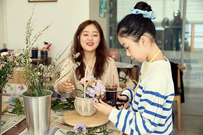 한태이(오른쪽) 학생기자가 꽃바구니 만들기에 참여하고, 플로리스트가 되려면 어떤 역량이 필요한지 알아봤다.