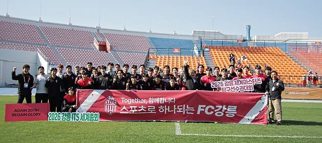 ▲ FC강릉이 1일 홈 경기에서 승리 후 기념사진 촬영하고 있다. FC강릉 제공
