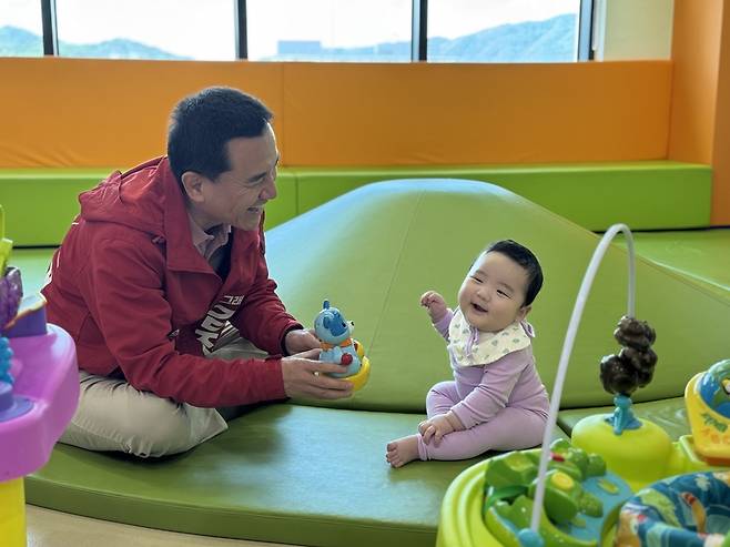 ▲ 김진태 국민의힘 강원도지사 후보가 4일 화천 장난감 도서관을 찾아 운영 현황을 점검하고 아이들과 놀아주고 있다. 김진태 후보 측 제공