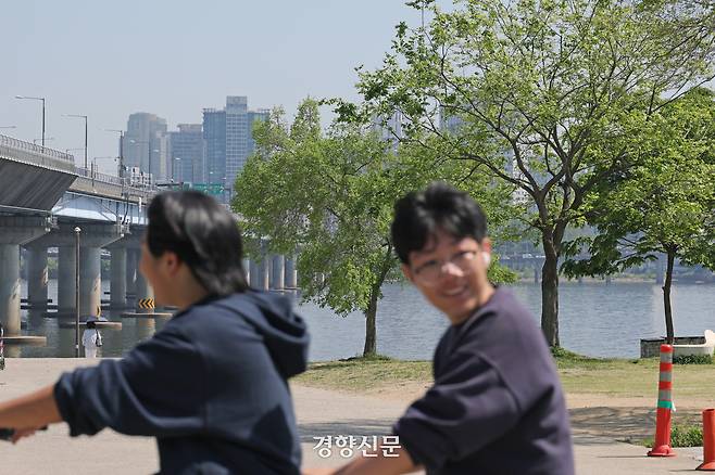 낮 기온이 20도까지 오르는 등 포근한 날씨를 보인 지난달 30일 서울 여의도공원을 찾은 시민들이 자전거를 타고 있다. 정효진 기자