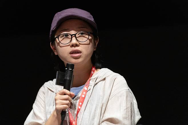 지난달 30일 전북 전주 메가박스 전주객사에서 열린 <공순이> 관객과의 대화에서 유소영 감독이 마이크를 잡고 말하고 있다. 전주국제영화제 제공