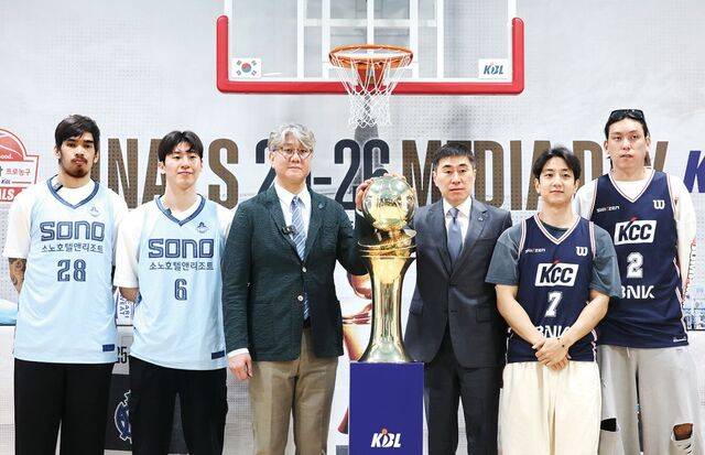 지난 1일 프로농구 챔피언결정전 미디어데이에 참가한 양 팀 감독과 선수. 왼쪽부터 고양 소노 케빈 켐바오와 이정현, 손창환 감독, 부산 KCC 이상민 감독과 허훈, 최준용. 연합뉴스