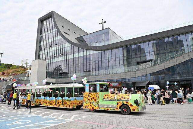 어린이들이 지난해 5월 경기도 용인제일교회가 개최한 어린이날 행사에 참석해 기차에 오르고 있다. 교회 제공