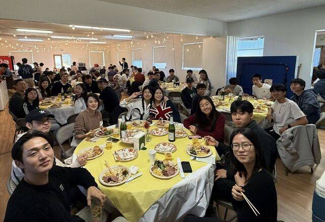 미국 뉴송교회 성도들이 최근 캘리포니아 라크라센타 교회에서 소그룹 모임을 진행하고 있다. 뉴송교회 제공