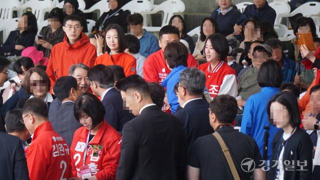 지난 24일 일산호수공원 야외무대에서 열린 2026고양국제꽃박람회 개막식에서 6·3지방선거에 출마하는 각당 예비후보들이 얼굴 알리기에 나섰다. 신진욱기자