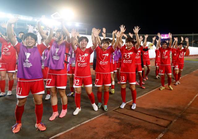 2025년 11월 15일 미얀마 양곤에서 열린 북한 내고향여자축구단과 ISPE FC 간의 AFC 여자 챔피언스리그 경기 후 내고향 WFC 선수들이 팬들에게 인사하고 있다. EPA=연합뉴스