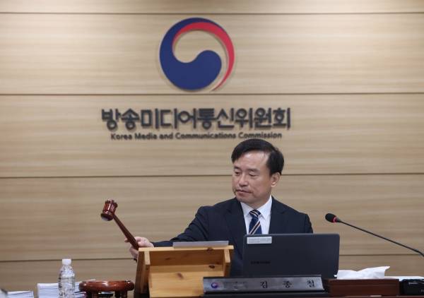 ▲ 2026년 4월10일 김종철 방미통위원장이 정부과천청사에서 열린 방송미디어통신위원회 첫 전체회의에서 의사봉을 두드리며 개회를 선언하고 있다. ⓒ연합뉴스
