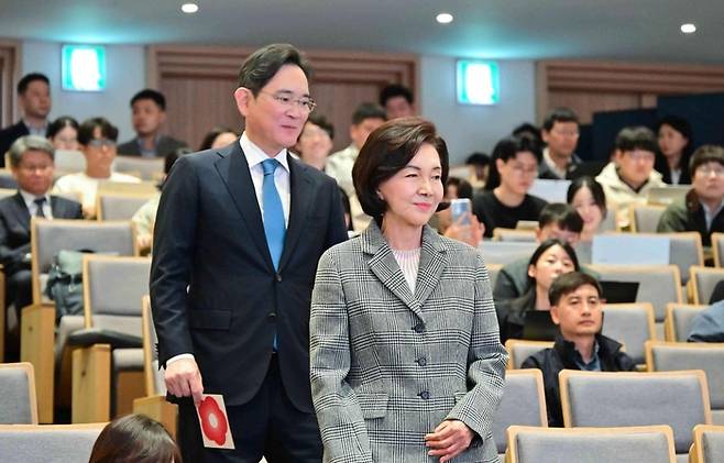 홍라희 리움미술관 명예관장, 이재용 삼성전자 회장이 2024년 10월 21일 서울 종로구 서울대어린이병원 CJ홀에서 열린 ‘함께 희망을 열다, 미래를 열다’ 행사에 참석하고 있다. [삼성]