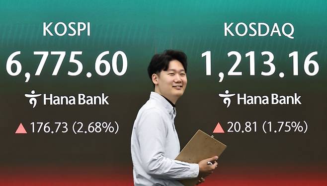 4일 서울 중구 하나은행 딜링룸 현황판에 코스피가 표시되고 있다. [연합뉴스]