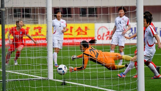 과거 펼쳐졌던 남북 여자축구 경기 장면. [매경DB 자료사진]