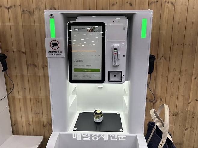 오아시스마켓의 ‘루트 미니’로 계산하는 모습. [변덕호 기자]