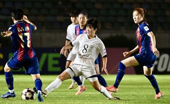 지난해 11월 미얀마 양곤에서 열린 AFC 여자 챔피언스리그 조별리그 C조 경기에서 내고향의 김성옥(가운데)이 수원FC 한다인과 공을 다투고 있다. AFC