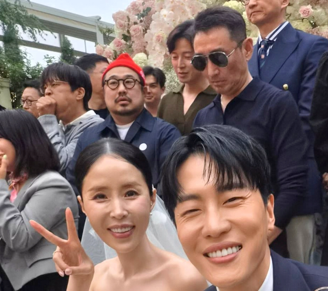 신지의 결혼식 현장에서 예상치 못한 ‘단체샷 포인트’가 포착됐다.사진=박슬기 SNS